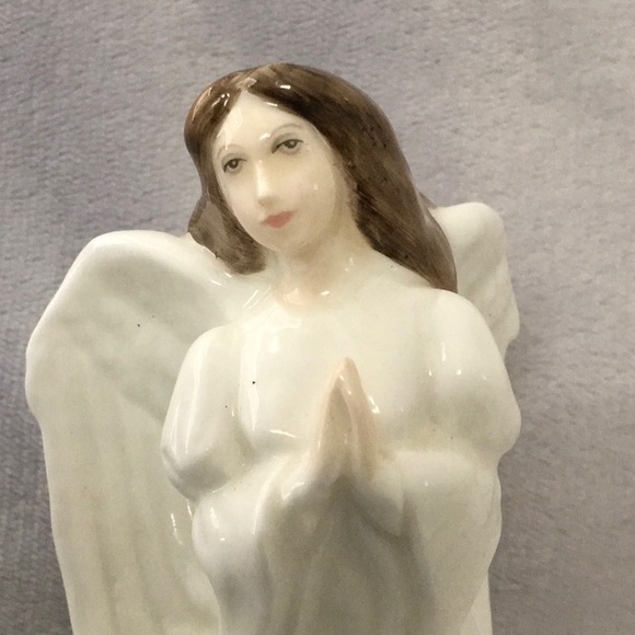 Royal Doulton Christmas Angel, 6”, HN 3733 - Picture 2 of 7